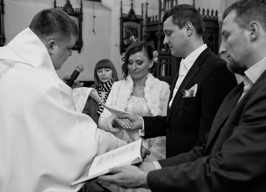 ślubna ceremonia w kościele